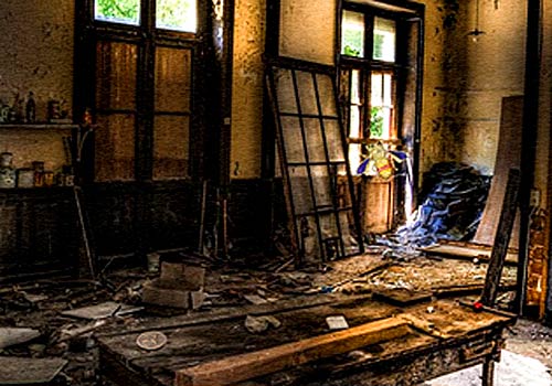 Побег из Заброшенного Лесного Дома